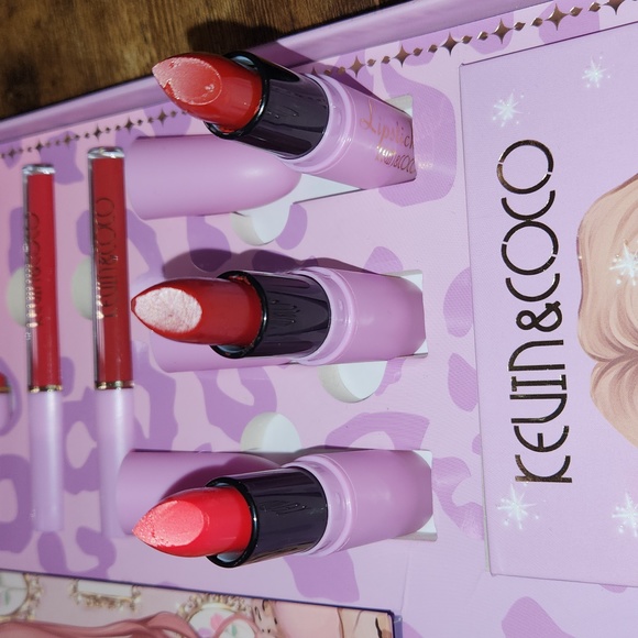 Kevin and Coco 24 Colour Leopard Sisters Cosmetic Set - Picture 12 of 13